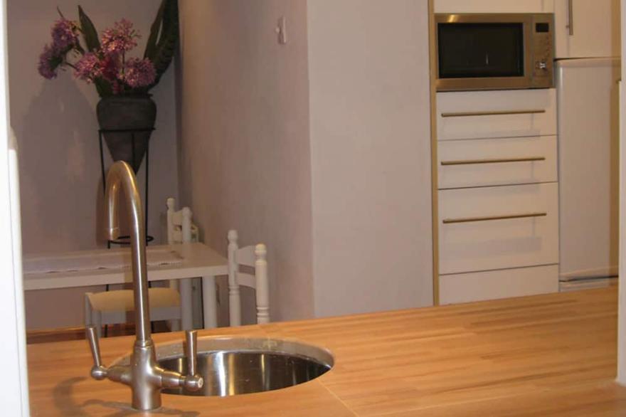Spacious 2-Bed Self-Catering Studio, Cheltenham Town