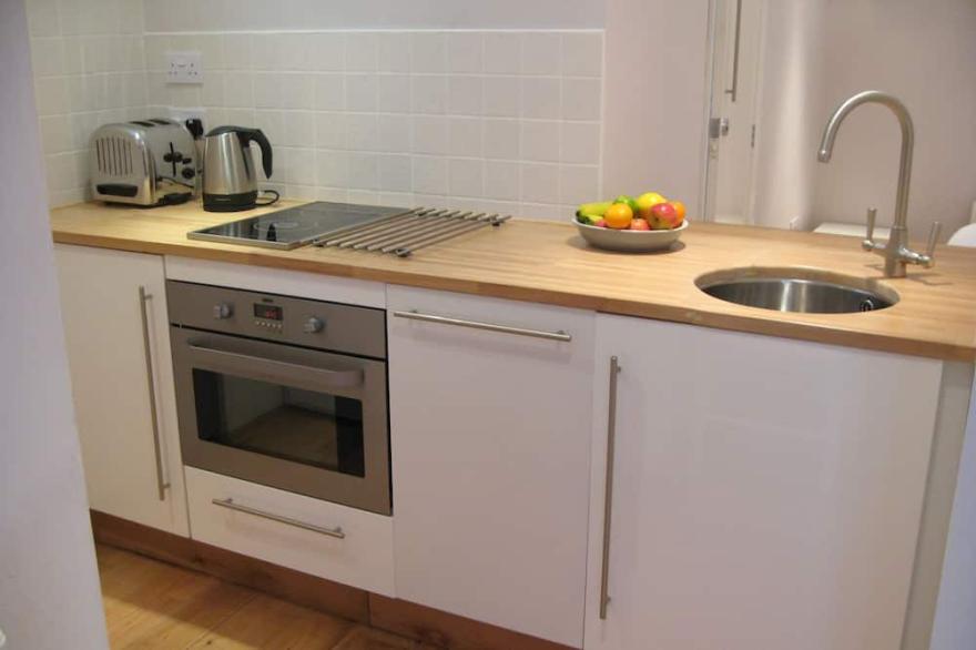 Spacious 2-Bed Self-Catering Studio, Cheltenham Town