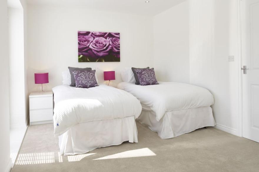 Executive 4 bed/3 bath town house in Central Milton Keynes