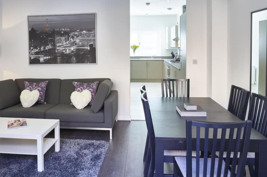 Executive 4 bed/3 bath town house in Central Milton Keynes