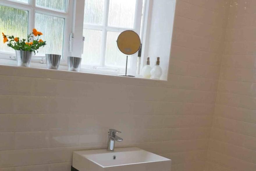 Hammersmith, W6. Gr floor 2 bedroom flat sleeps 4