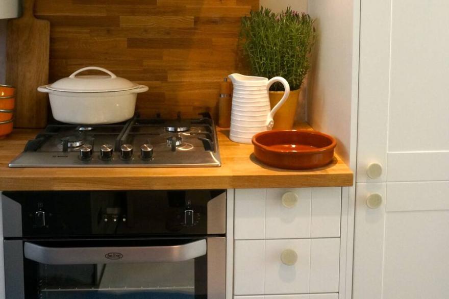 Hammersmith, W6. Gr floor 2 bedroom flat sleeps 4