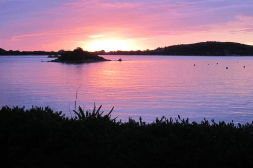 Coachmans Cottage - Charming historic cottage with breathtaking coastal views