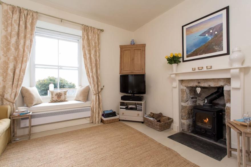 Coachmans Cottage - Charming historic cottage with breathtaking coastal views