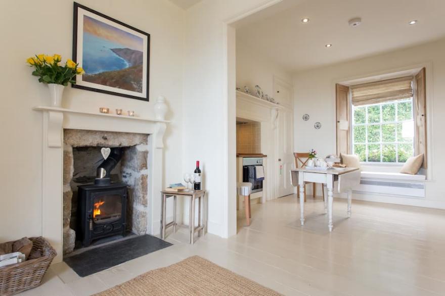 Coachmans Cottage - Charming historic cottage with breathtaking coastal views