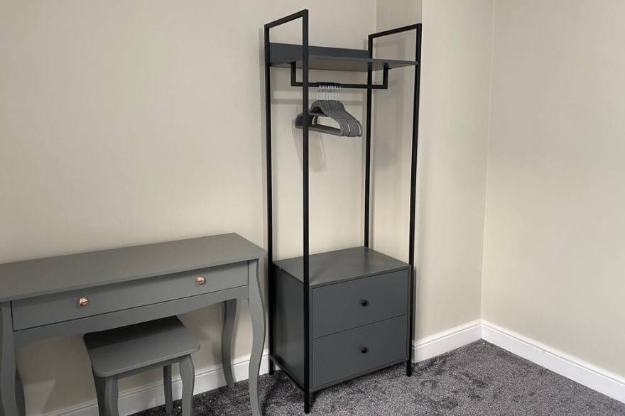 Modern 2 bedroom apartment sleeps 7