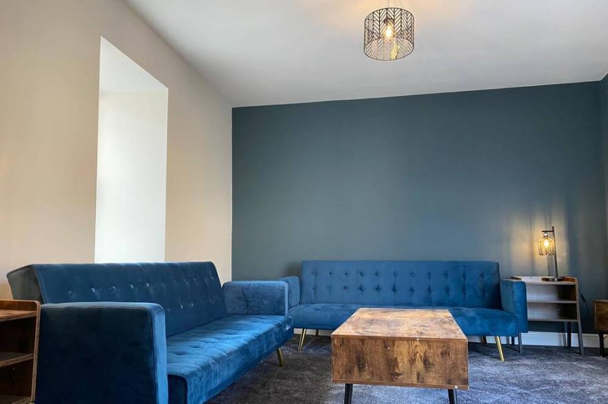Modern 2 bedroom apartment sleeps 7
