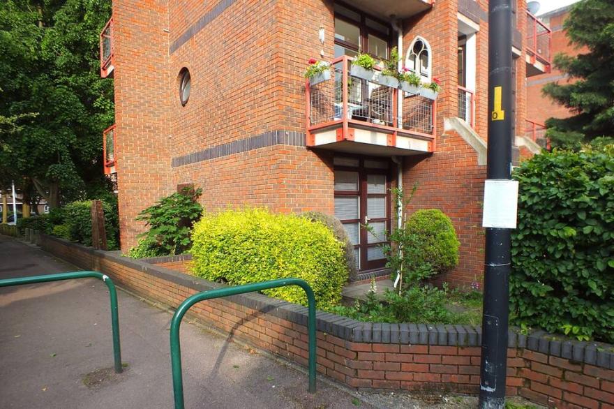 Double Bedroom ground floor flat near River Thames park and Park