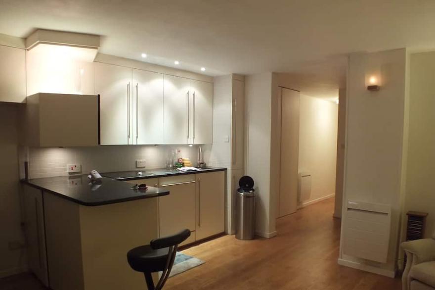 Double Bedroom ground floor flat near River Thames park and Park