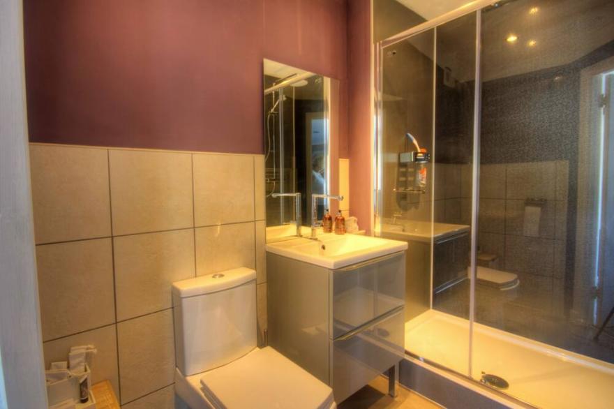 Thistle Apartment  - sleeps 4 guests  in 2 bedrooms