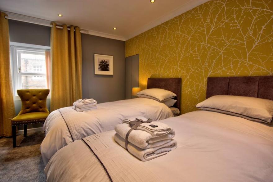 Thistle Apartment  - sleeps 4 guests  in 2 bedrooms
