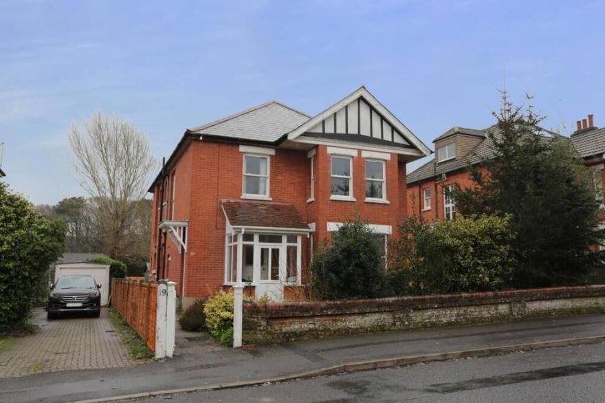 BOURNECOAST: SPACIOUS APARTMENT CLOSE TO SANDY BEACHES AND SHOPS - WIFI -  FM182