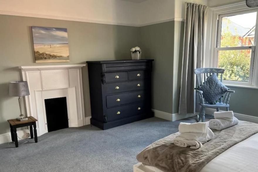 BOURNECOAST: SPACIOUS APARTMENT CLOSE TO SANDY BEACHES AND SHOPS - WIFI -  FM182