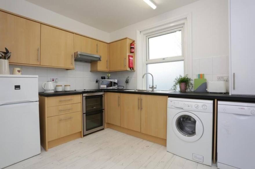 BOURNECOAST: SPACIOUS APARTMENT CLOSE TO SANDY BEACHES AND SHOPS - WIFI -  FM182