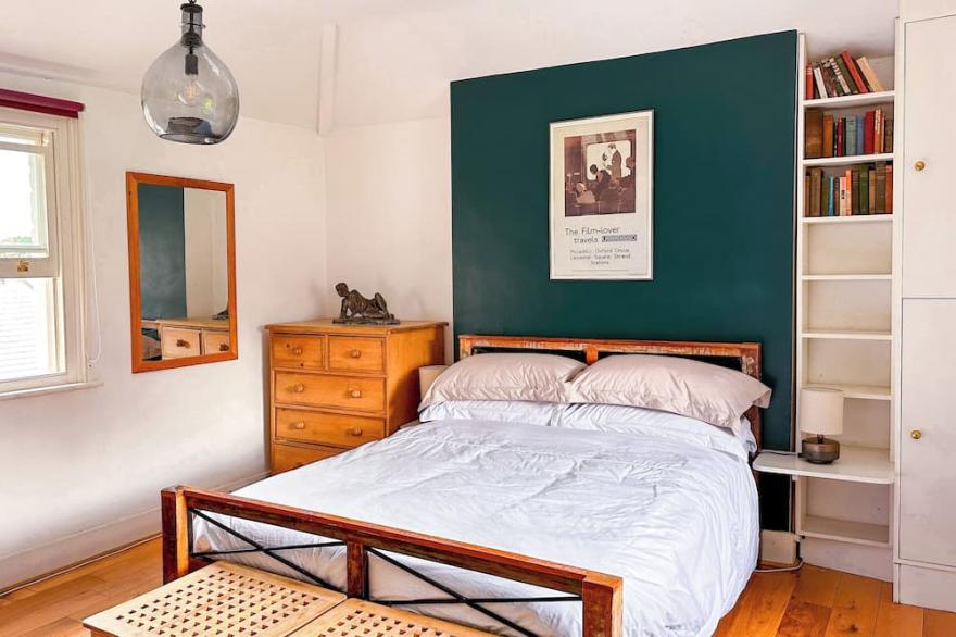 Three Bedroom Sunny, Airy Penthouse in Hampstead