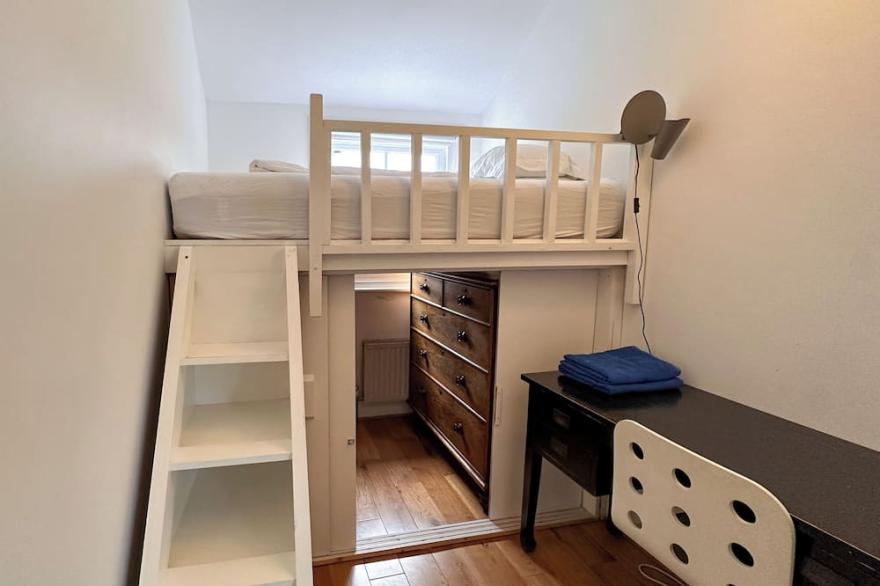 Three Bedroom Sunny, Airy Penthouse in Hampstead