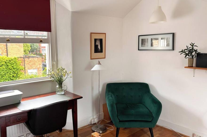 Three Bedroom Sunny, Airy Penthouse in Hampstead