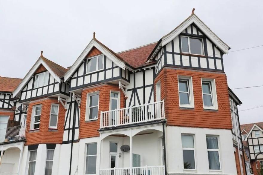 PANORAMIC SEA VIEWS - BALCONY - OVERLOOKS BOSCOMBE PIER - FM6054