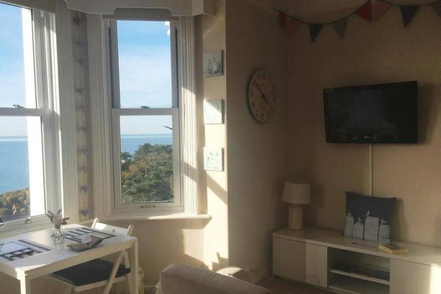 PANORAMIC SEA VIEWS - BALCONY - OVERLOOKS BOSCOMBE PIER - FM6054