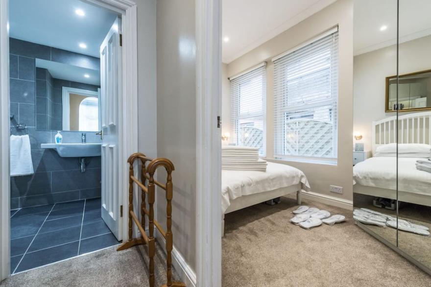 Lovely apartment-12 minutes tube from Central London,sleeps 6,parking on street