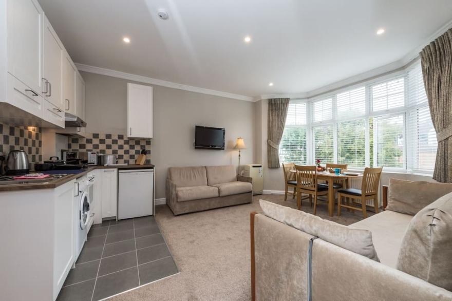 Lovely apartment-12 minutes tube from Central London,sleeps 6,parking on street