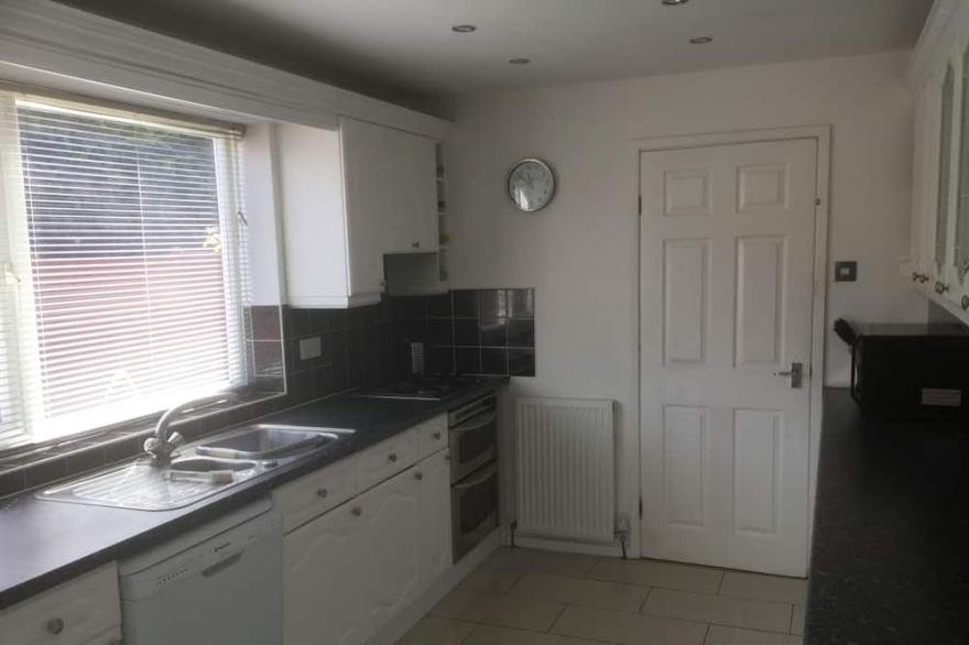 2 bed exec Semi,  Min 4 weeks