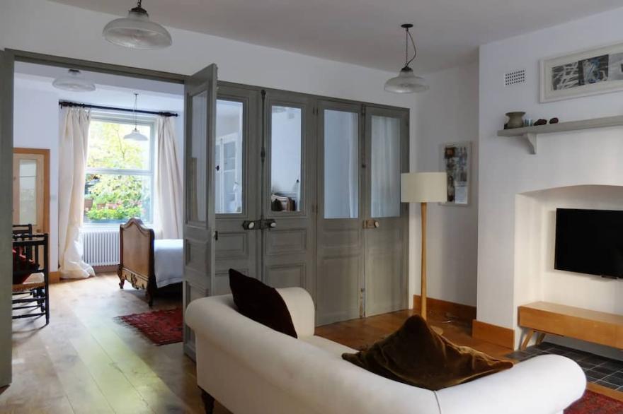 Unique, romantic apartment for two in York city centre artist's house.