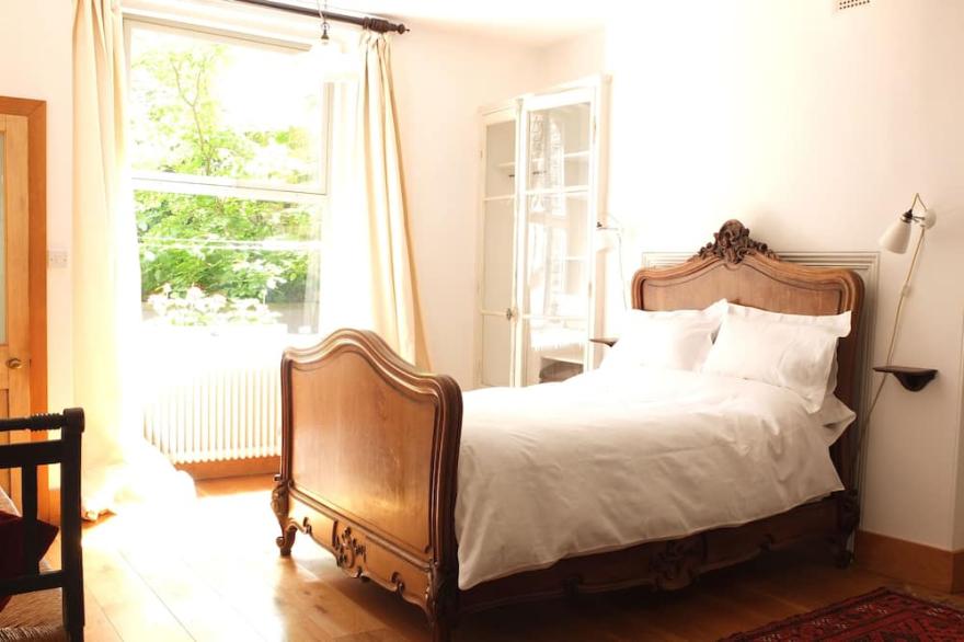 Unique, romantic apartment for two in York city centre artist's house.