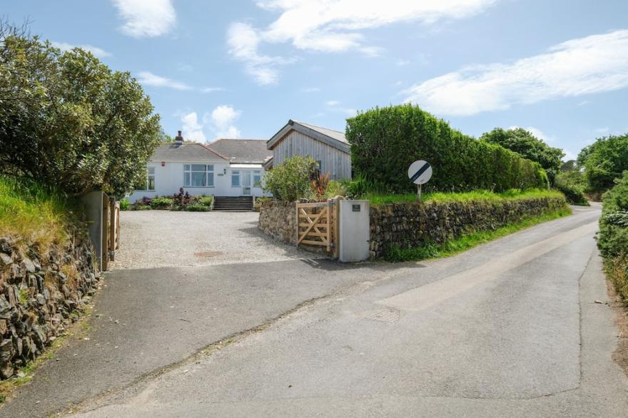 Balglaze, beautiful house & Cabin, large garden, near beach & village amenities