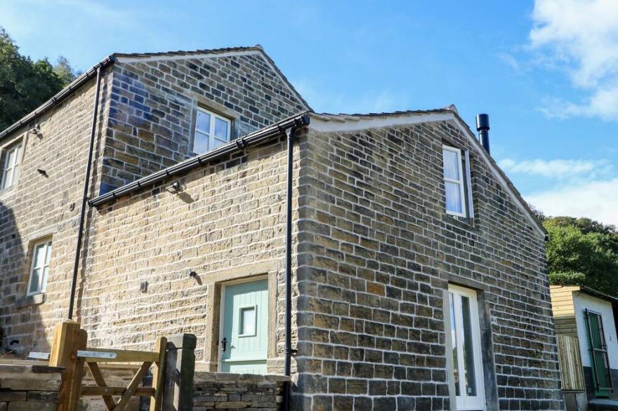 THE STABLES, pet friendly, character holiday cottage in Honley