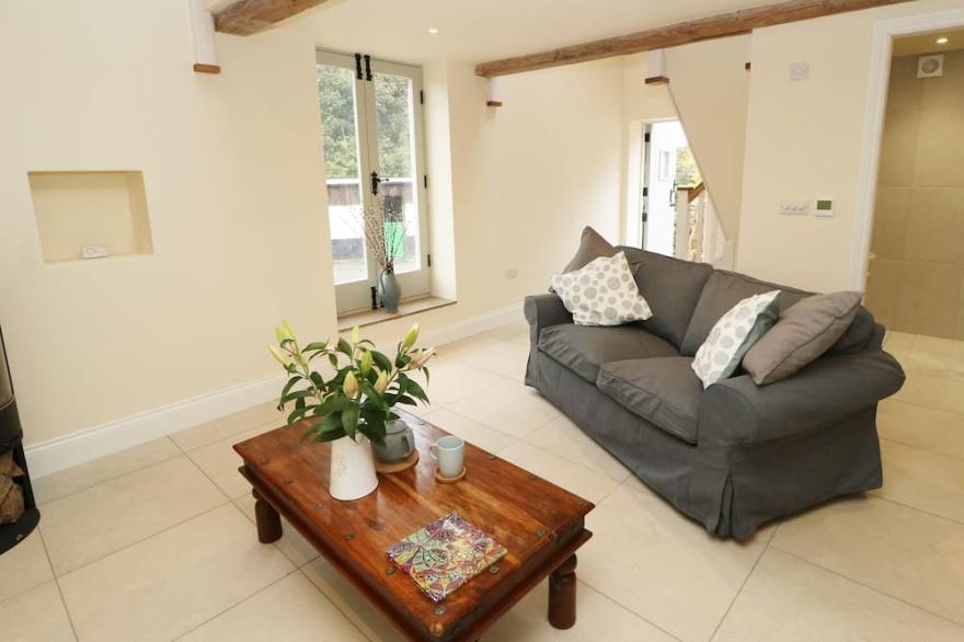 THE STABLES, pet friendly, character holiday cottage in Honley