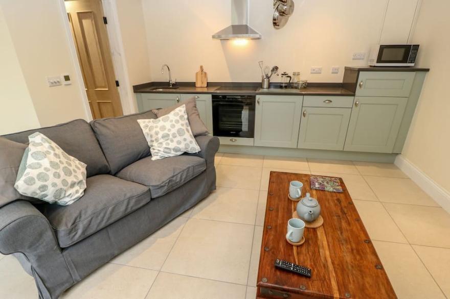 THE STABLES, pet friendly, character holiday cottage in Honley