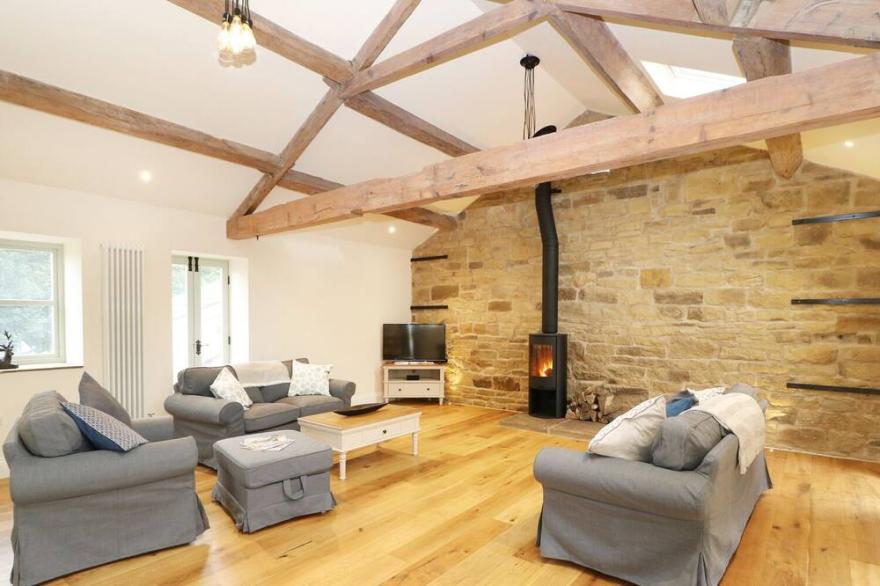 MORGAN'S BARN, pet friendly, character holiday cottage in Honley