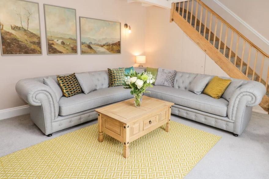 LAUREL HOUSE, pet friendly, character holiday cottage in Whitby