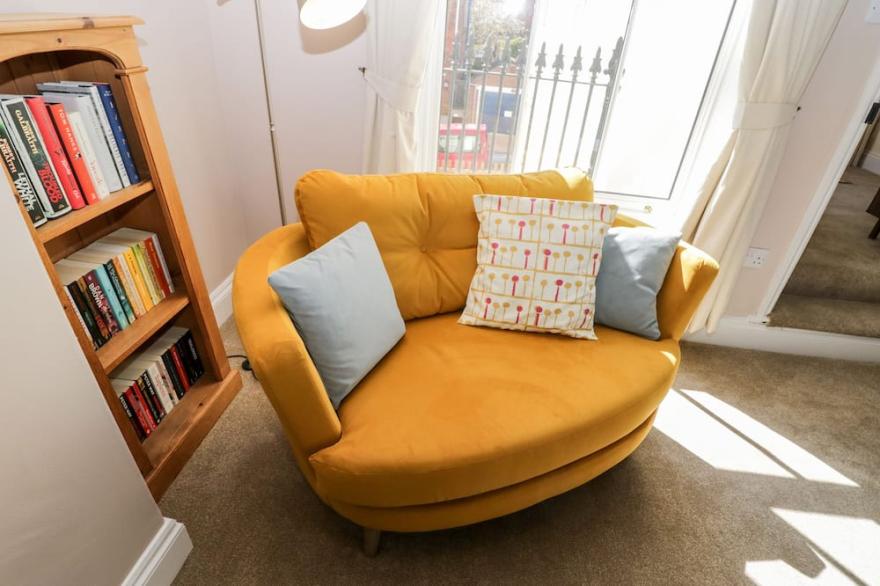 LAUREL HOUSE, pet friendly, character holiday cottage in Whitby