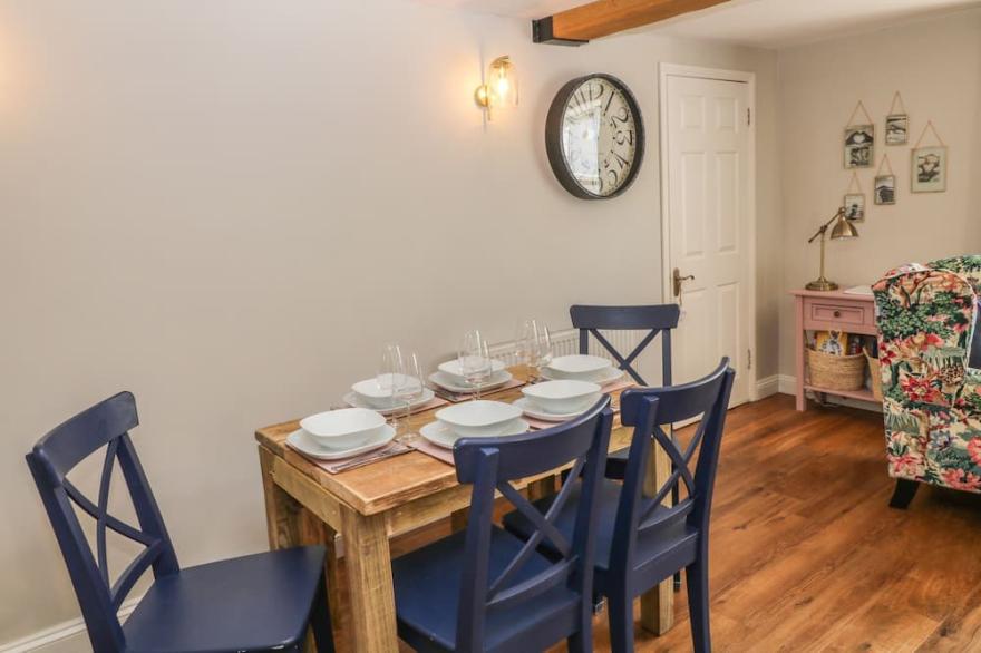 OLD TOWN HOUSE, family friendly, character holiday cottage in Dawlish