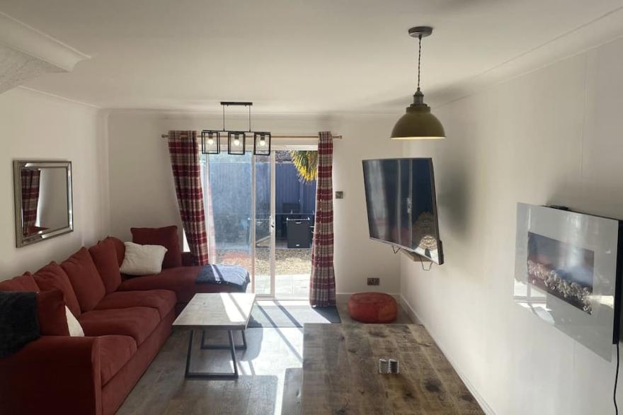 Modern Townhouse by the Quay w/ garden and parking