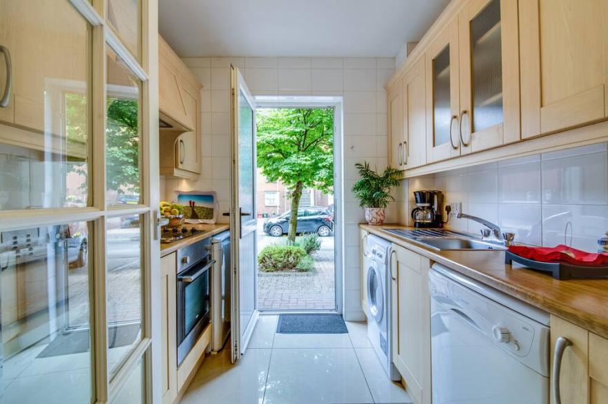 2 bedroom apartment in city centre with free parking and free WIFI