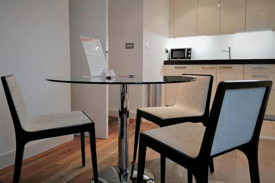 Still Life Tower Hill Deluxe One Bedroom Apartment