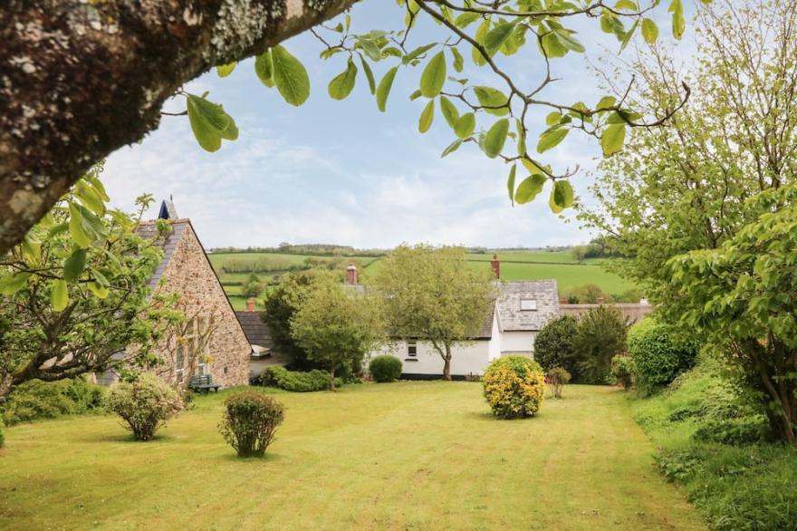 COURTYARD COTTAGE, family friendly, with a garden in Chittlehampton