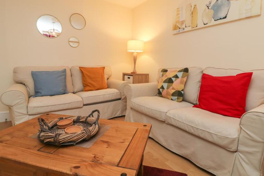 COURTYARD COTTAGE, family friendly, with a garden in Chittlehampton