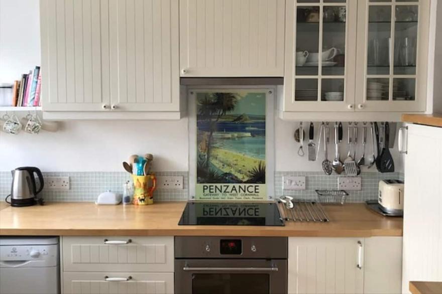 Stylish Victorian Cottage, close to Penzance & Coast, with parking & garden