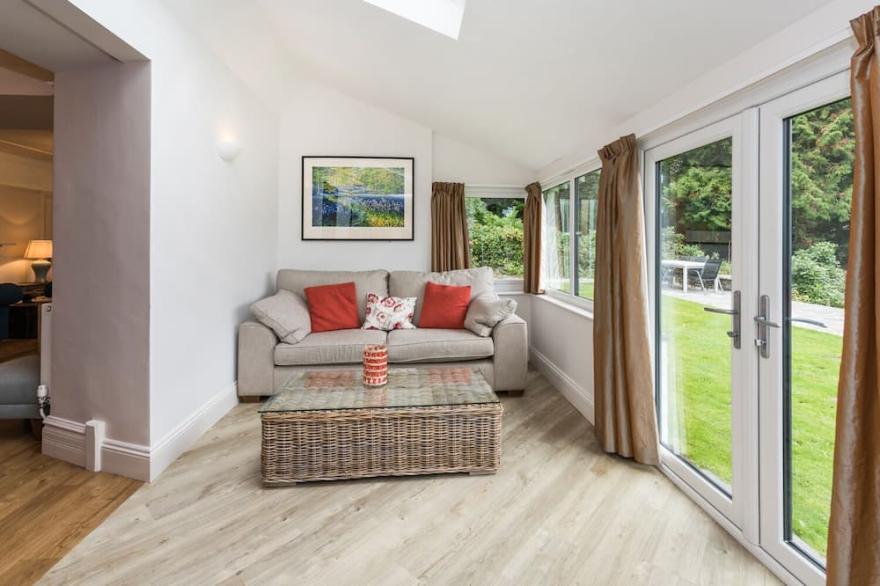 THE OAKS, family friendly, with hot tub in Bowness-On-Windermere