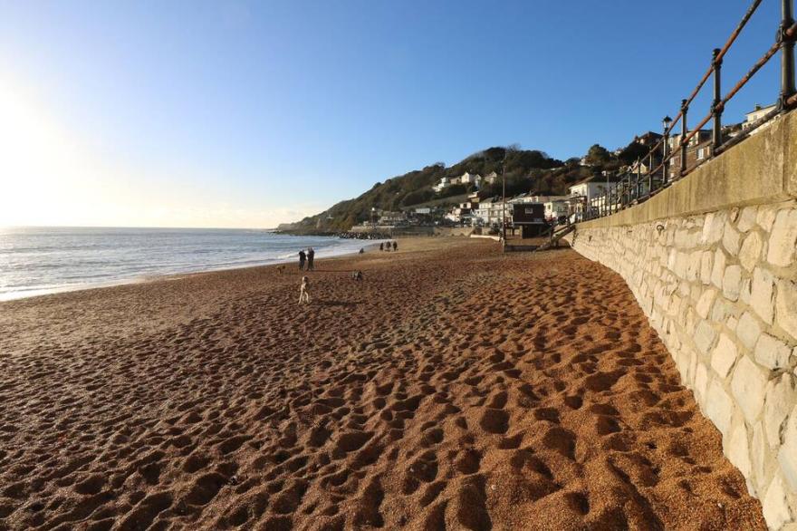 DISTANT SHORES, family friendly, country holiday cottage in Ventnor