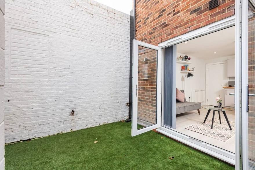 GRANVILLE HOUSE APARTMENT 21B -  an one bed that sleeps 2 guests  in 1 bedroom