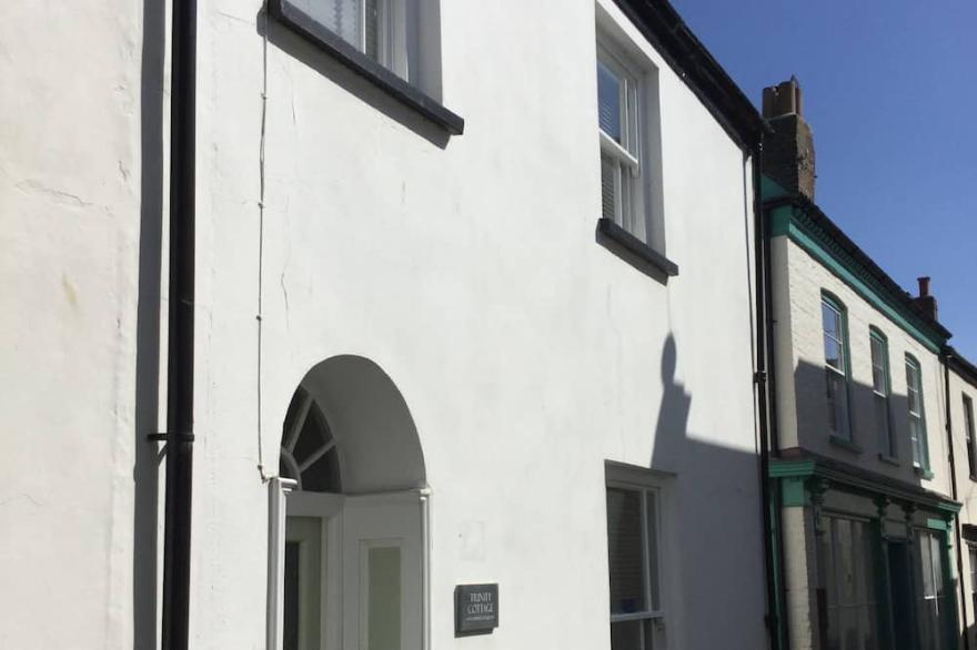TRINITY COTTAGE. Charming historic cottage just off the Quay in Appledore.