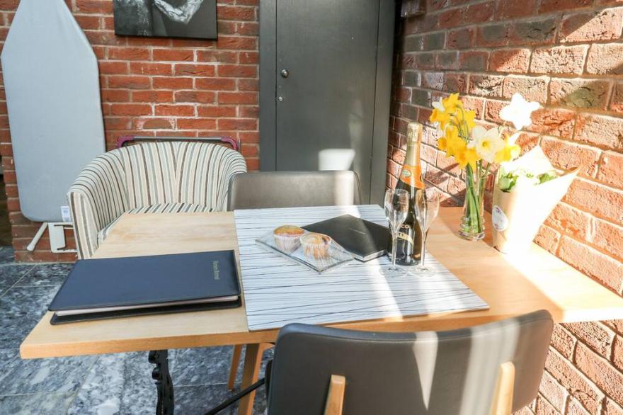 FARRIERS RETREAT, pet friendly, with a garden in Budleigh Salterton