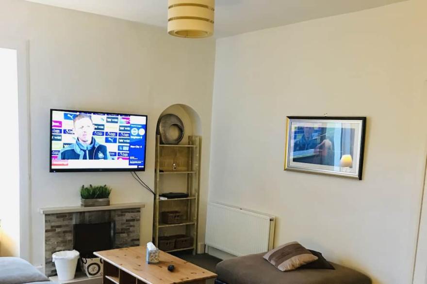 3 bed house, free WiFi, off street parking. Central Ayrshire, 20 mins to Glasgow
