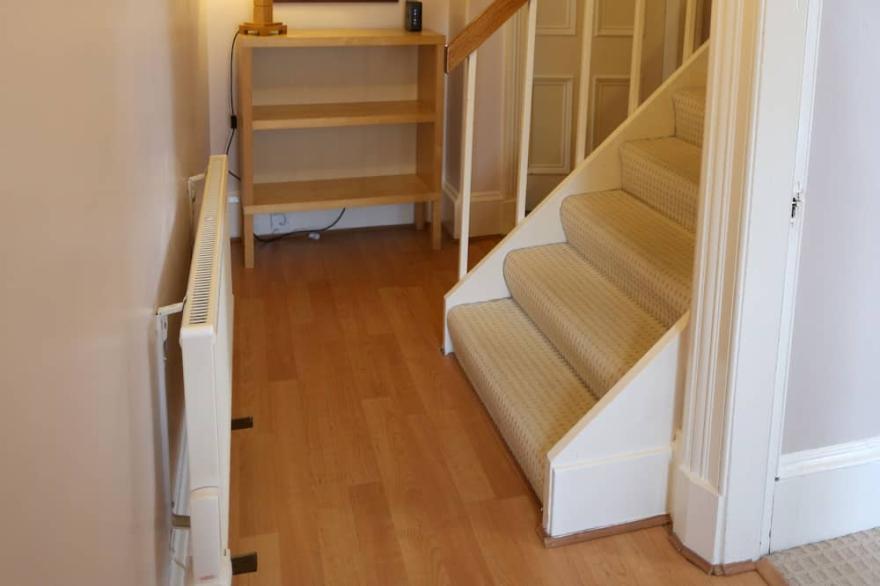 3 bed house, free WiFi, off street parking. Central Ayrshire, 20 mins to Glasgow