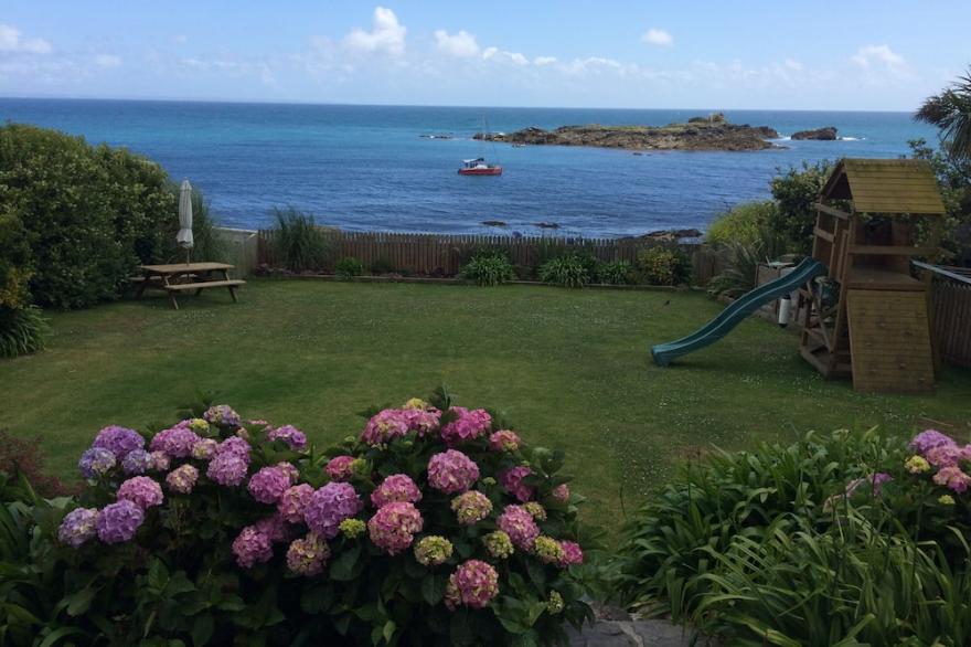 Dreamy sea views, gated garden, access to sea, 4-9